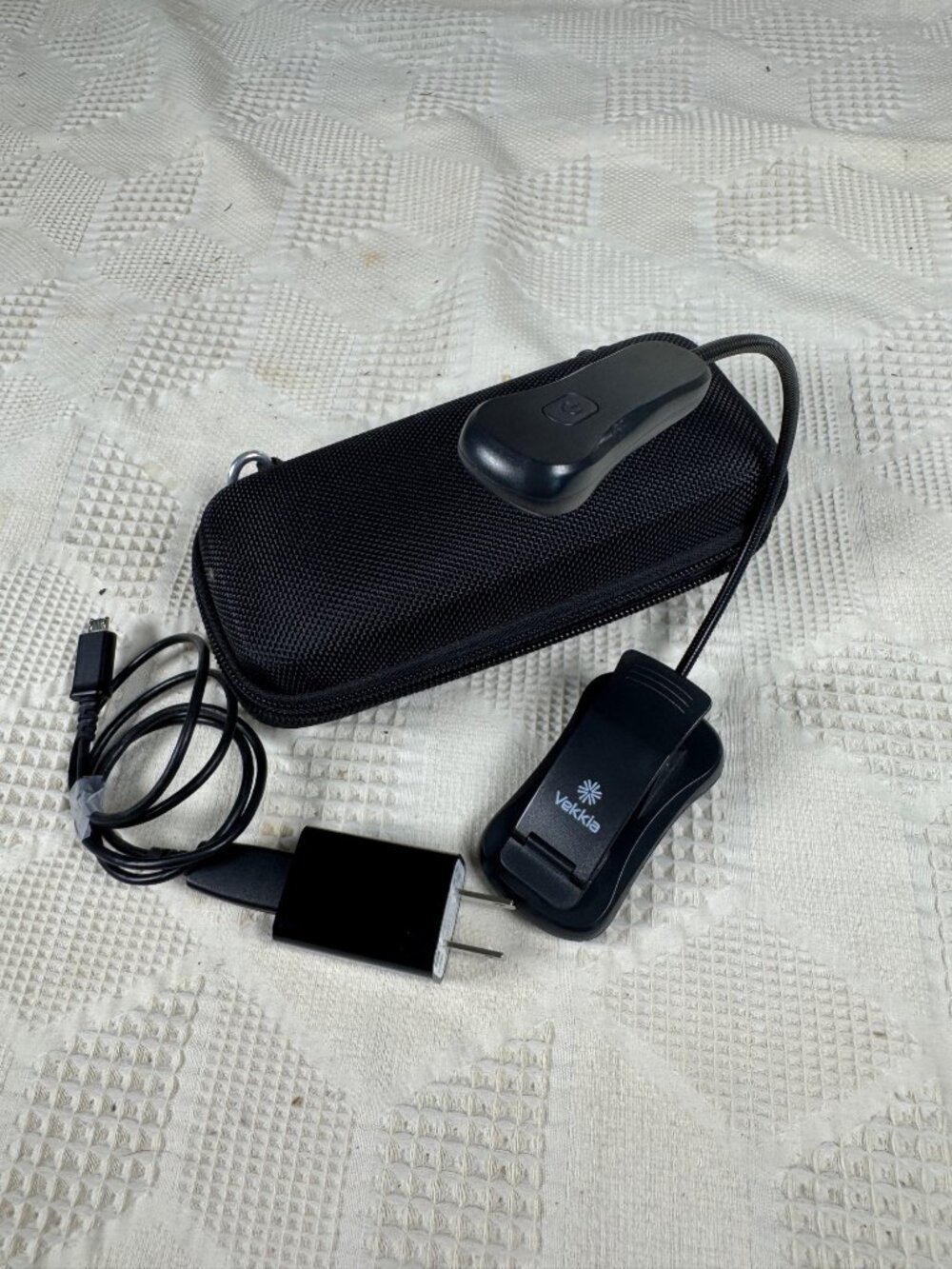 Vekkia LED Clip-On Reading Light w USB Charger & Case Flexible Neck Black